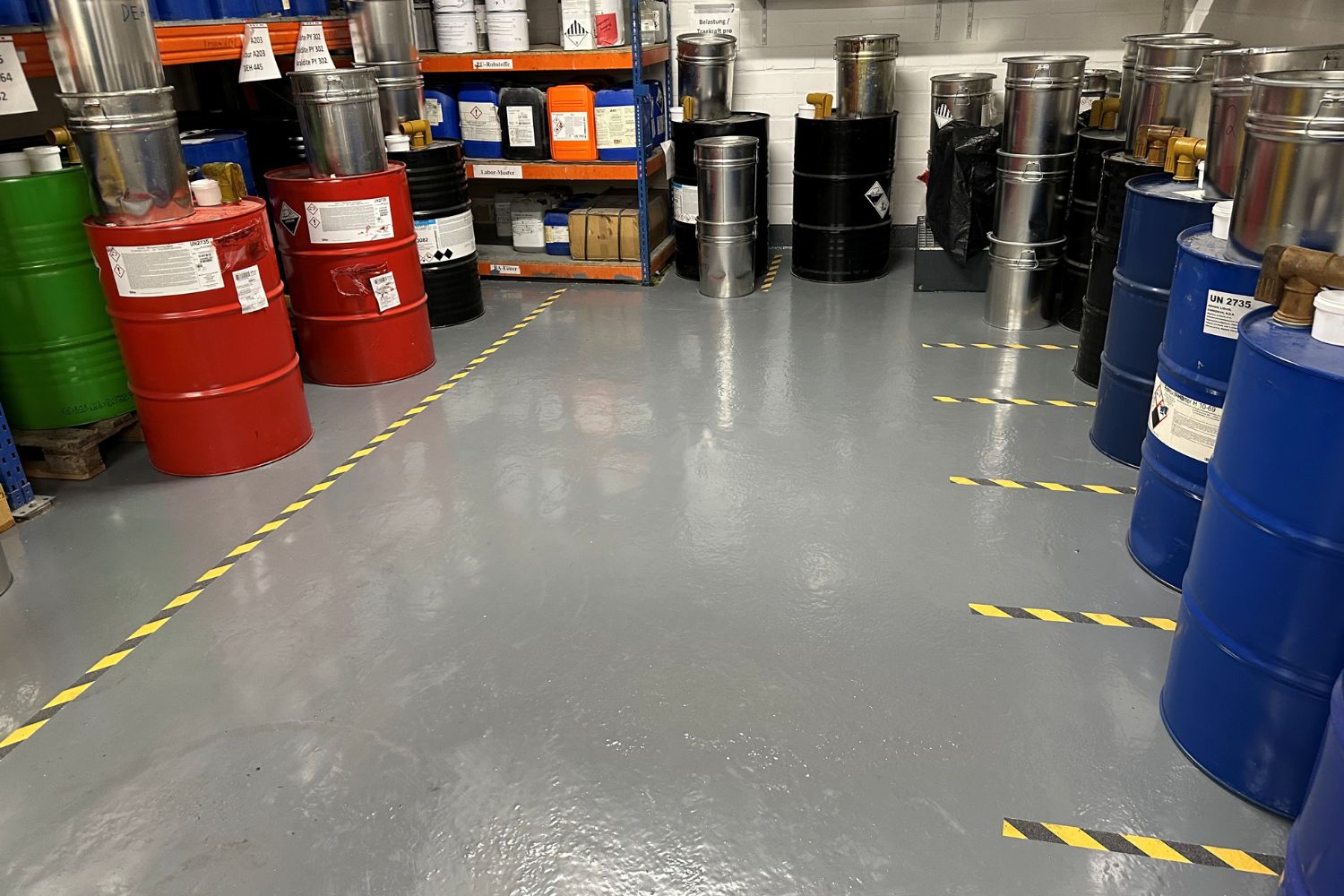 Büyük bidonların depolandığı yer