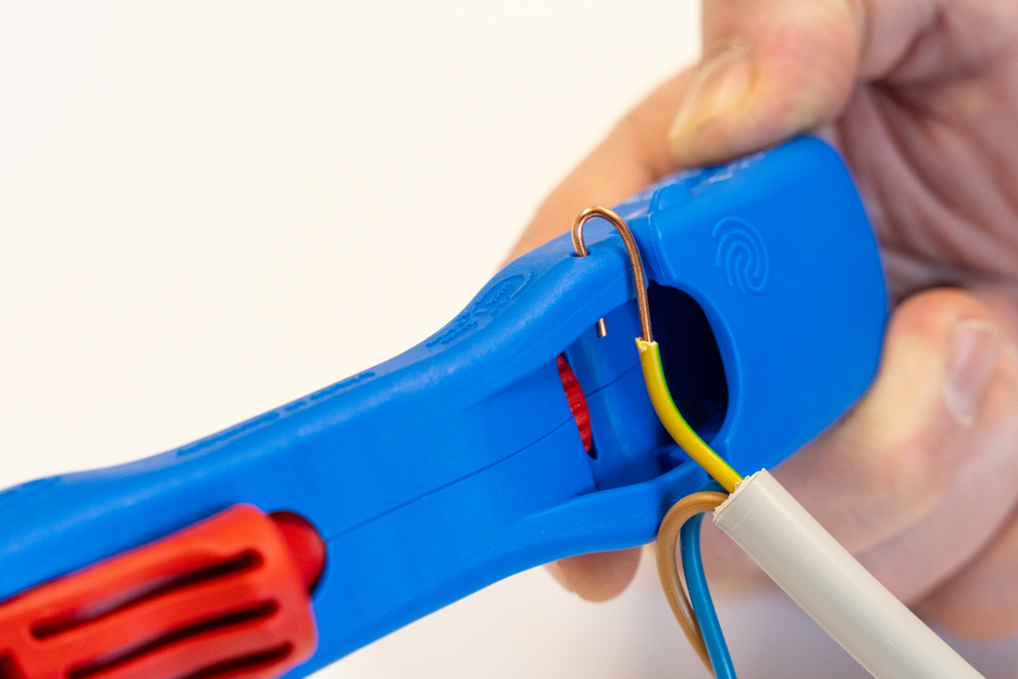 Düz ve Yuvarlak Kablo Soyucu | Genişliği 18 mm'ye kadar olan tüm standart yassı kablolar ve çapı 6-13 mm olan tüm standart yuvarlak kablolar için