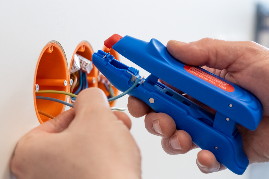 Mini-Duo No. 150 | Tüm yaygın tek damarlı ve çok damarlı iletkenler için I Çalışma aralığı 0,5 – 6,0 mm² I Otomatik sıyırma aleti