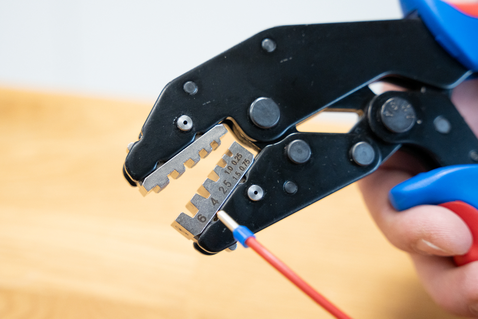 Yüksük Sıkma Pensi ERGO | MC4 konnektörlerini/yalıtımlı kablo uçlarını/yalıtımlı kablo pabuçlarını sıkıştırmak için