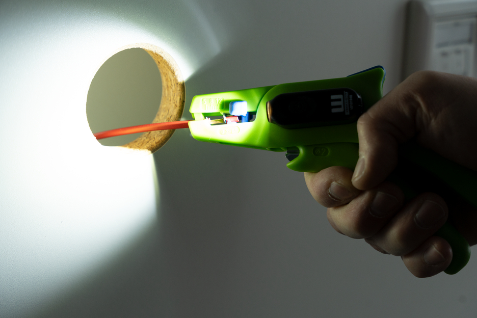 LED Lamba | Üç farklı parlaklık seviyesiyle karanlık ortamlarda optimum görünürlük ve güvenli çalışma sağlar
