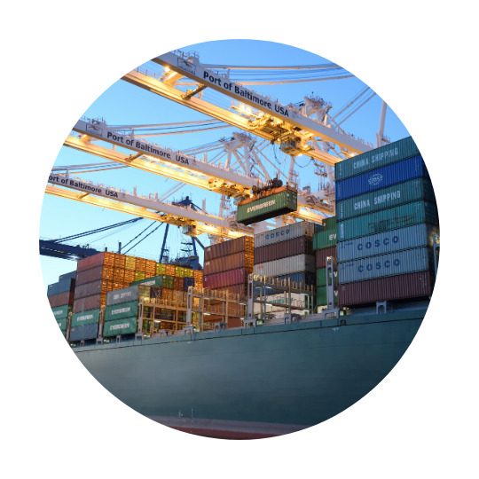 Konteynerler bir gemide duruyor