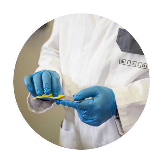 2 metal parça birbirine tutturuluyor