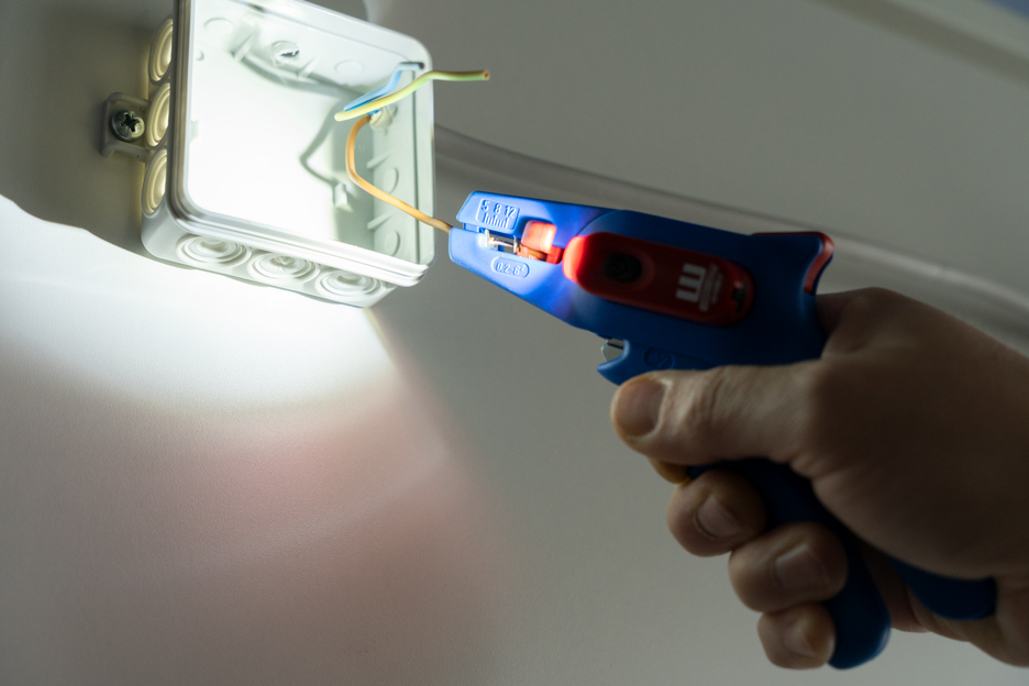 LED Lamba | Üç parlaklık ayarı, karanlık ortamlarda mükemmel görünürlük ve güvenli çalışma sağlar