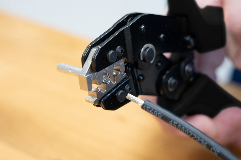 Yüksük Sıkma Pensi MC4 | fotovoltaik sistemlerde MC4 konnektörlerini sıkıştırmak için (2,5, 4 ve 6 mm², AWG 14-10)