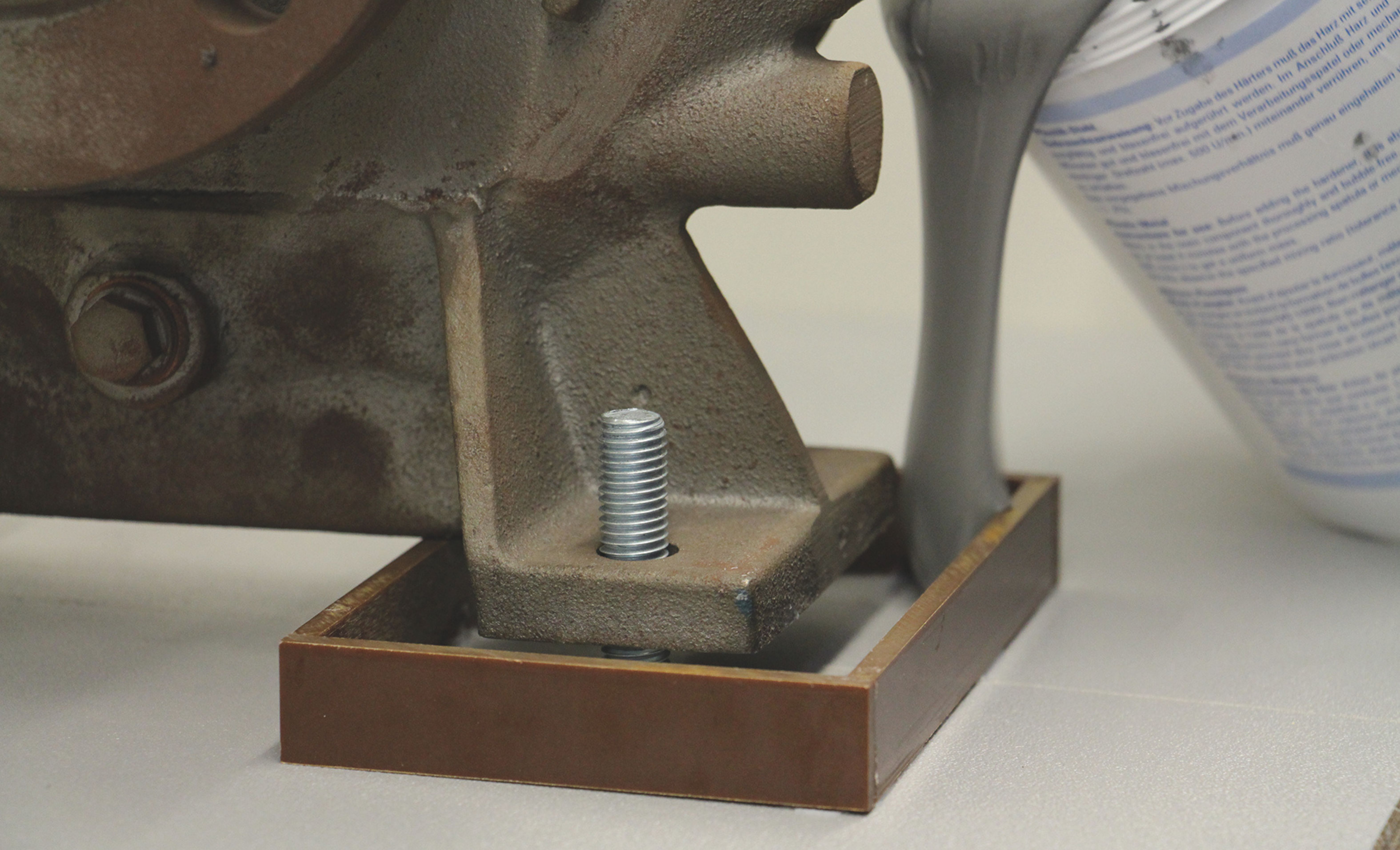 Dolgu macunu bir ayağa dökülür