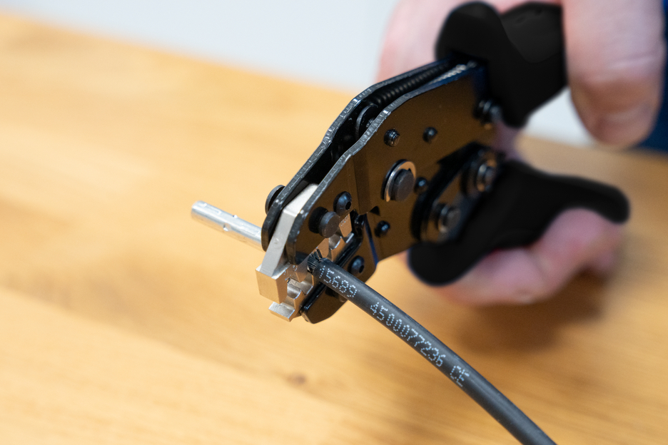 Yüksük Sıkma Pensi MC4 | fotovoltaik sistemlerde MC4 konnektörlerini sıkıştırmak için (2,5, 4 ve 6 mm², AWG 14-10)