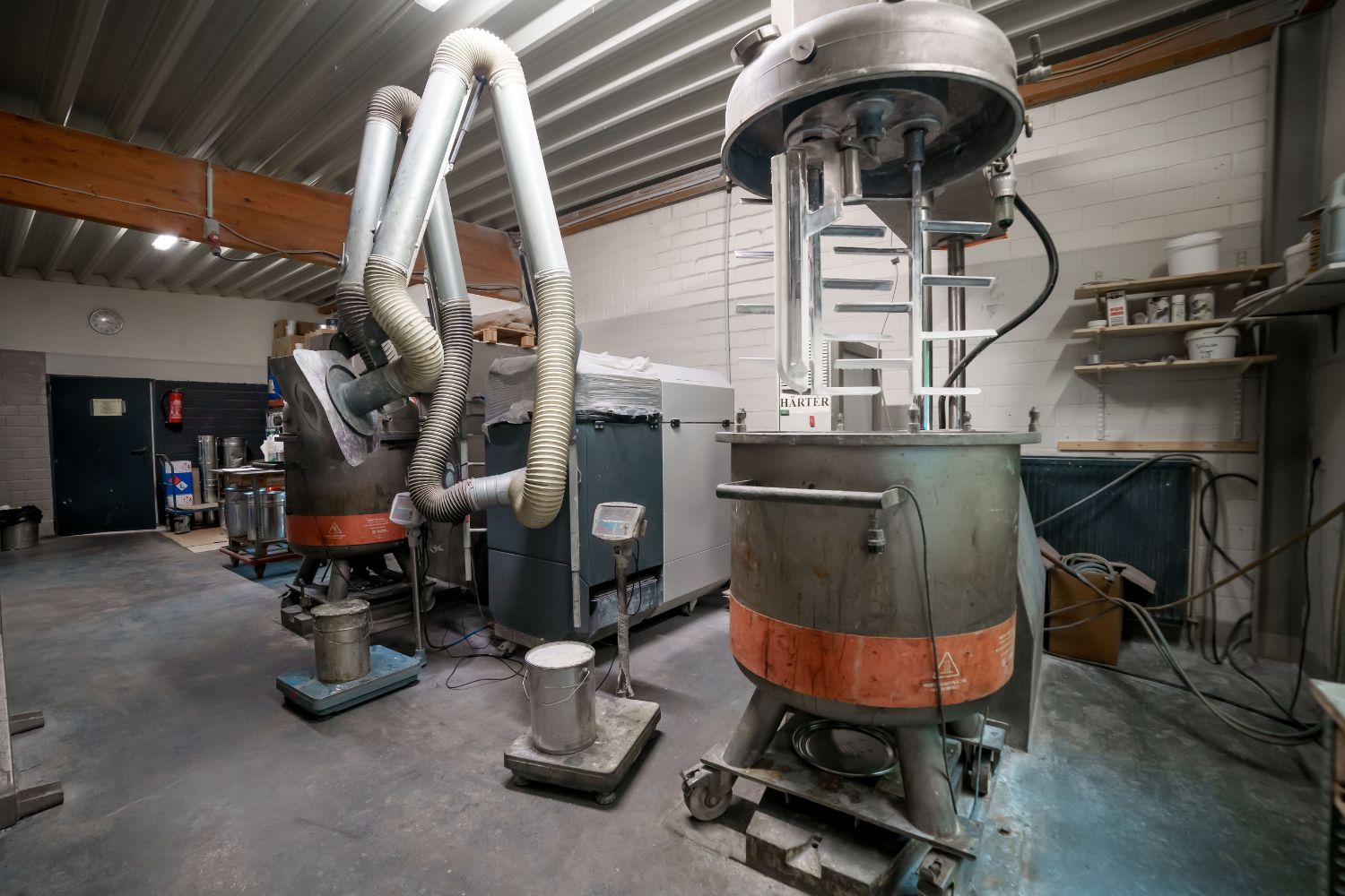 Bir odadaki büyük makineler