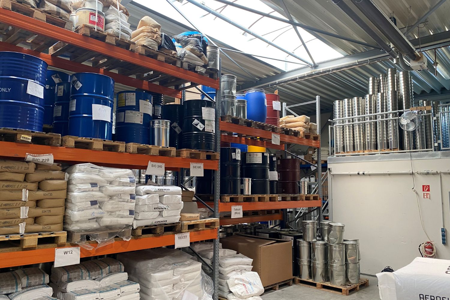 Büyük bidonların depolandığı yer