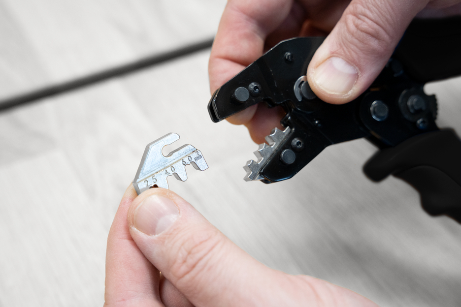Yüksük Sıkma Pensi MC4 | fotovoltaik sistemlerde MC4 konnektörlerini sıkıştırmak için (2,5, 4 ve 6 mm², AWG 14-10)