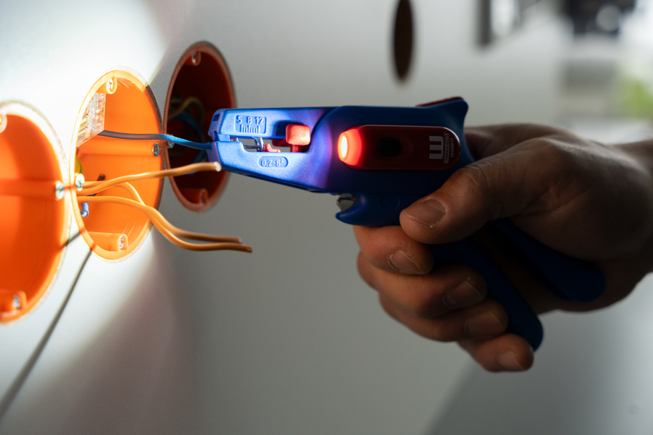 LED Lamba | Üç parlaklık ayarı, karanlık ortamlarda mükemmel görünürlük ve güvenli çalışma sağlar