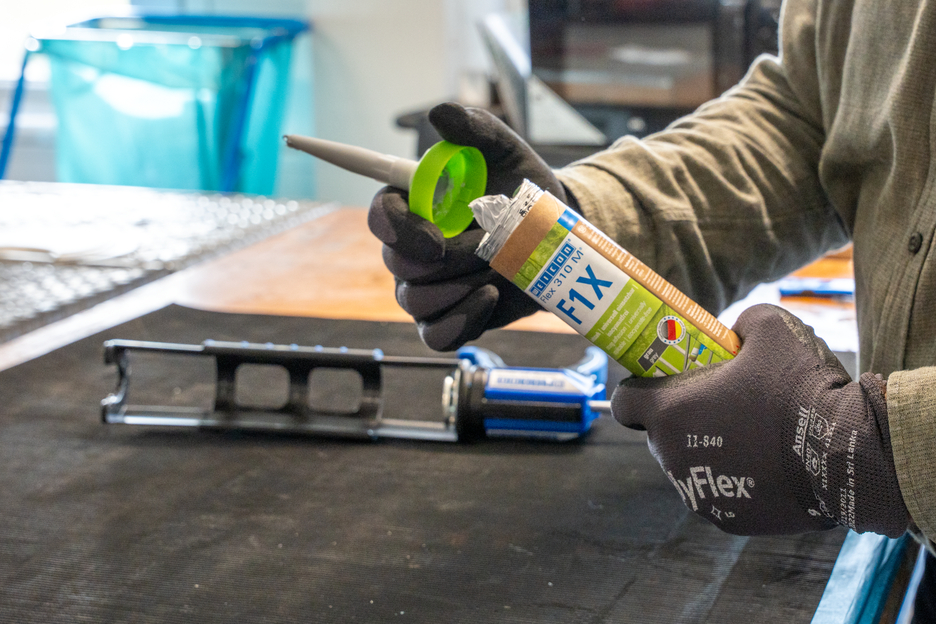 WEICON Green Tube Flex 310 M F1X | MS polimer esaslı, çok yüksek ilk yapışma özelliğine sahip, 180°C'ye kadar sıcaklığa dayanıklı yapıştırıcı ve sızdırmazlık maddesi