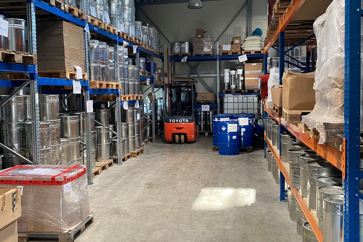 Büyük bidonların depolandığı yer