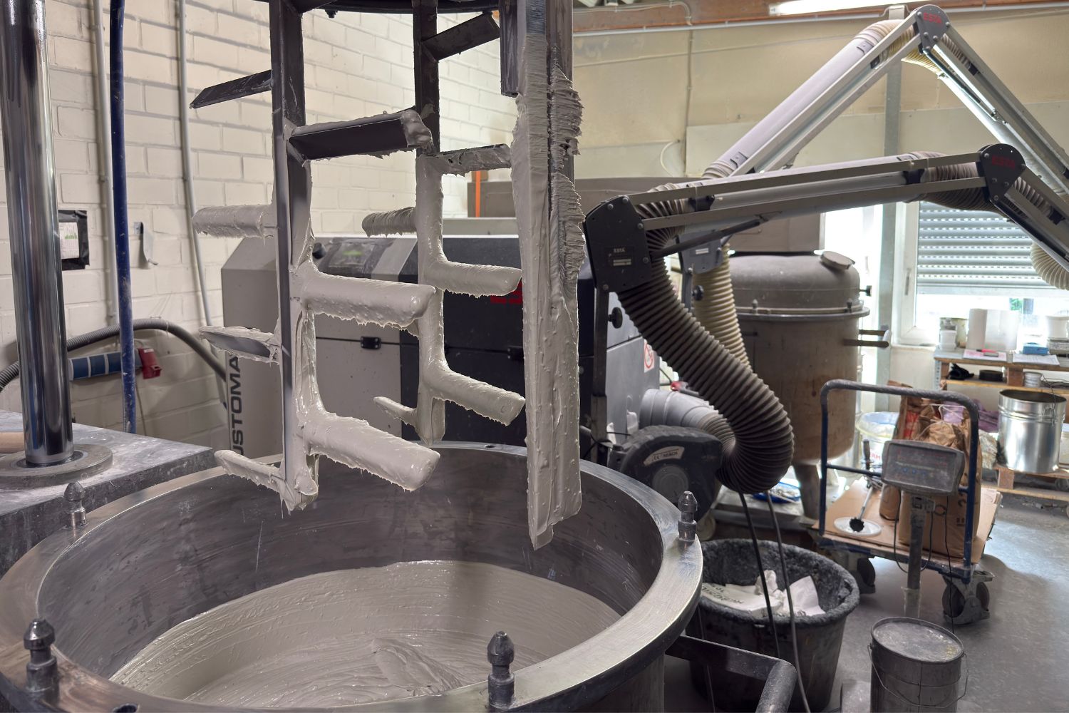 İçinde beyaz yapıştırıcı bulunan büyük makine