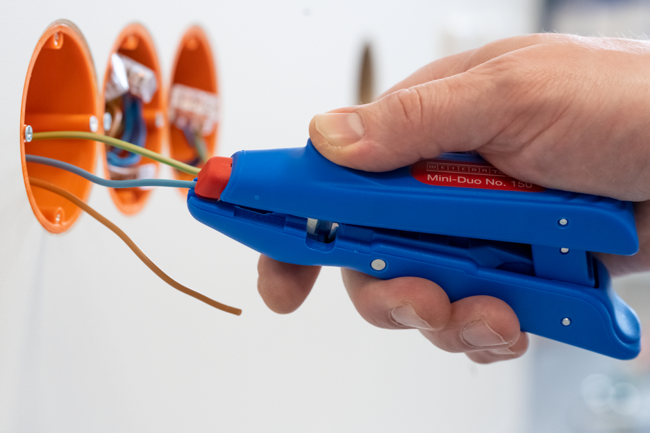 Mini-Duo No. 150 | Tüm yaygın tek damarlı ve çok damarlı iletkenler için I Çalışma aralığı 0,5 – 6,0 mm² I Otomatik sıyırma aleti