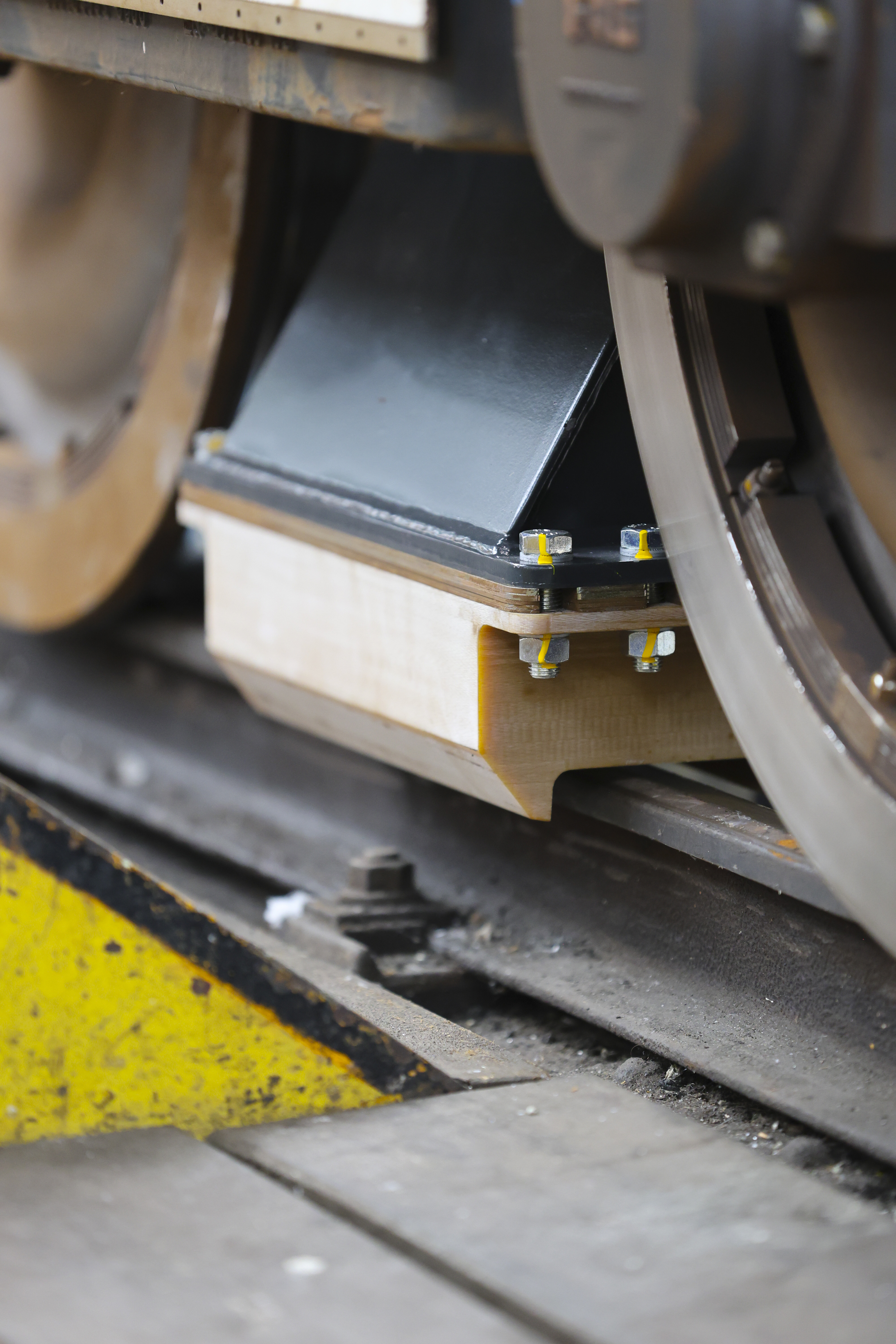 WEICON WR | Döküm ve boşluk telafisi için çelik dolgulu sıvı epoksi reçine sistemi