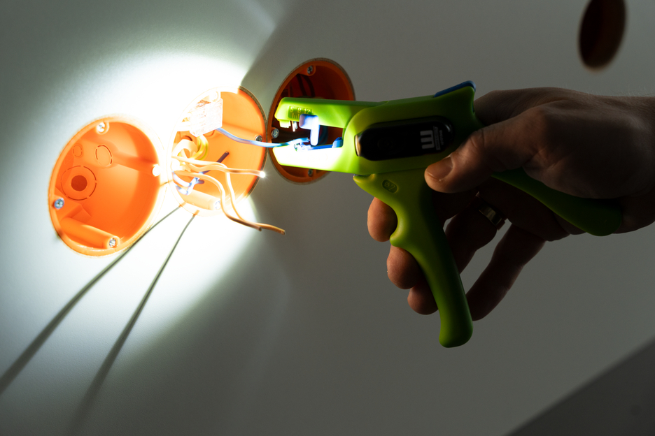 LED Lamba | Üç farklı parlaklık seviyesiyle karanlık ortamlarda optimum görünürlük ve güvenli çalışma sağlar