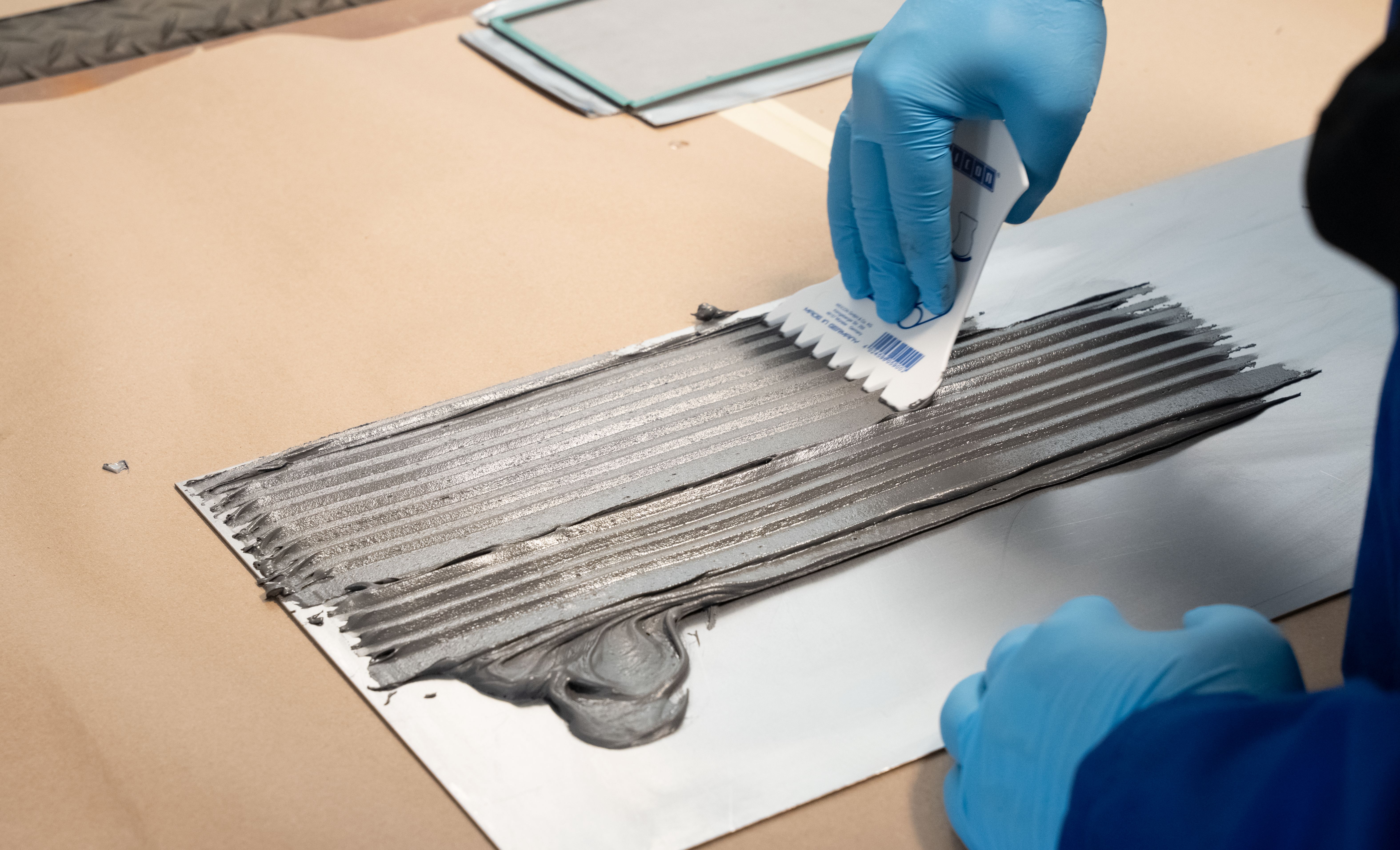 Kaplama macunu metal bir yüzeye uygulanır