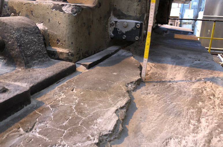 Bir şirketteki beton zeminin düzensizliği