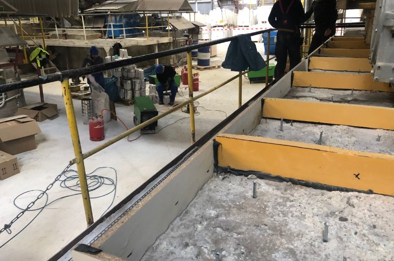 Zemin plakası ahşap kirişlerle hazırlanıyor